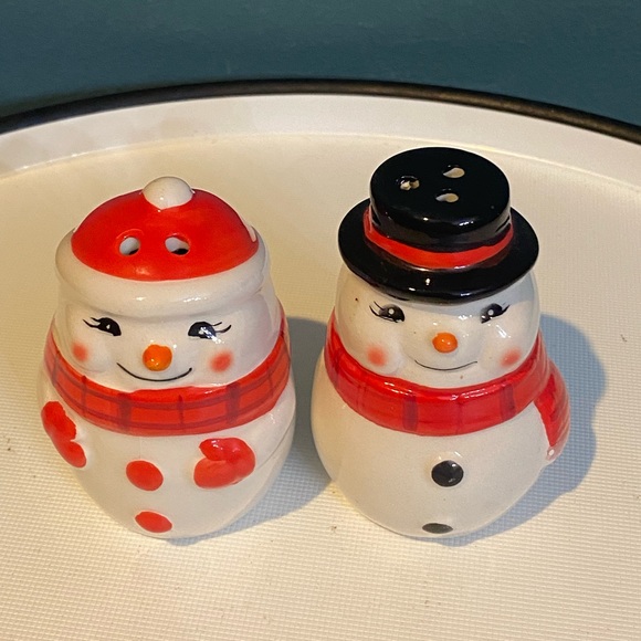 Vintage Style Snowman Couple Salt and Pepper Shakers - Picture 2 of 7